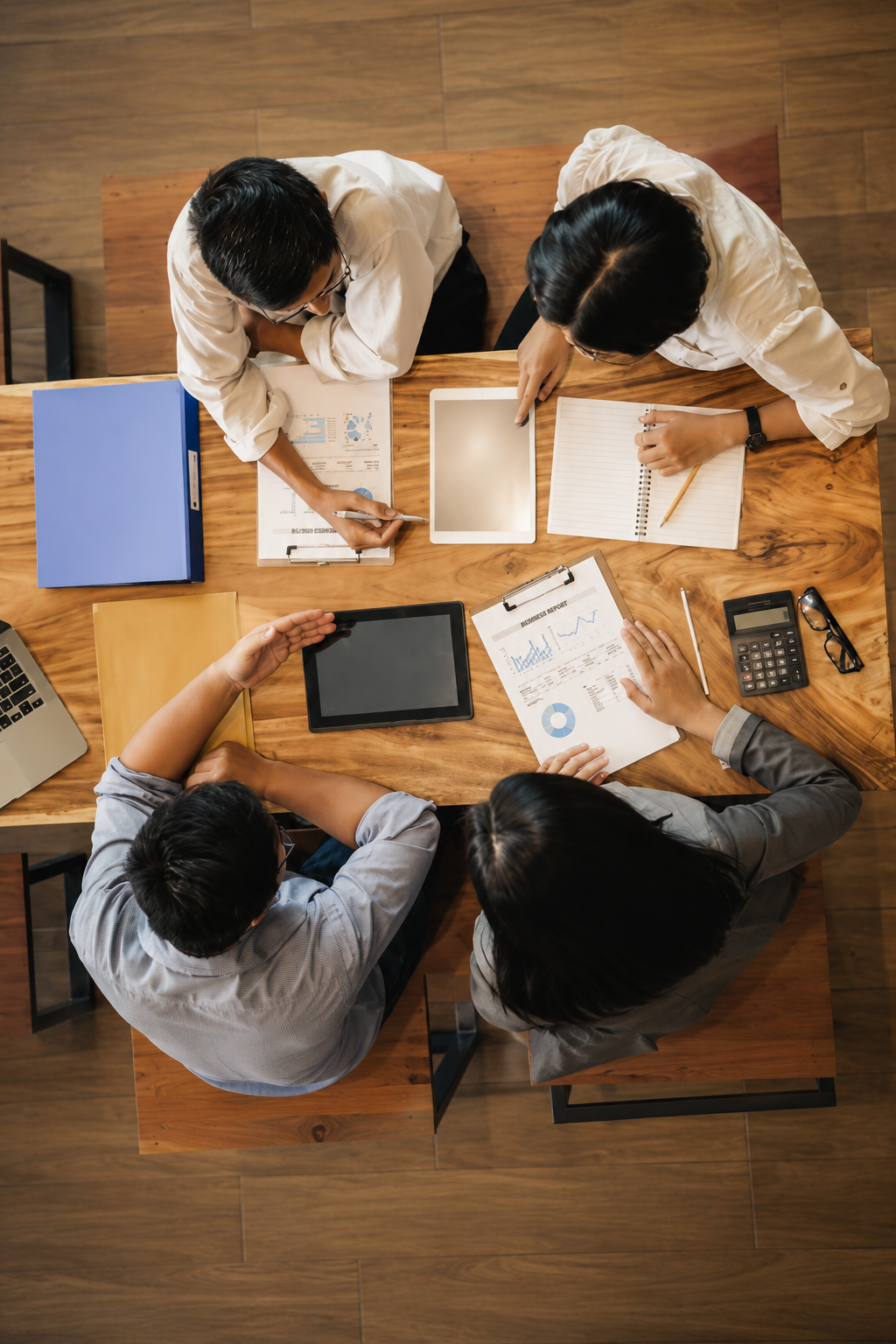 Équipe échangeant autour d'une table de travail lors d'un atelier de diagnostic Data & IA
